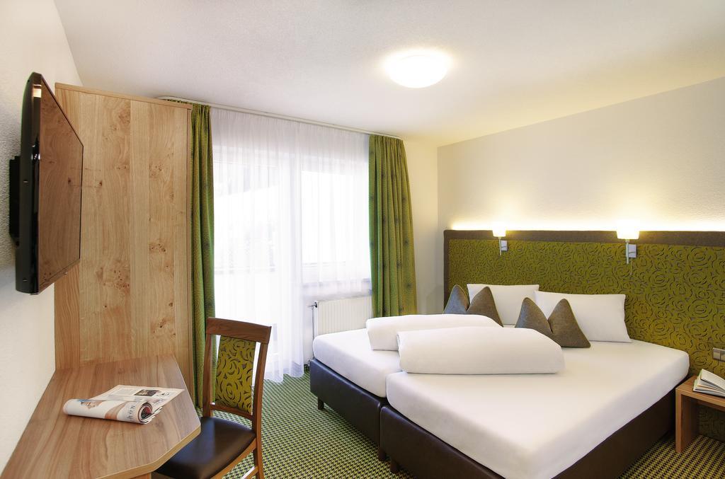 Hotel Garni Chasa Sulai Ischgl Room photo